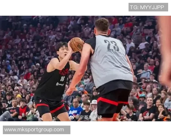 开拓者球迷嘉年华对抗赛黑队险胜白队杨瀚森队友夏普荣膺MVP称号 开拓者球迷嘉年华对抗赛黑队险胜白队杨瀚森队友夏普荣膺MVP称号