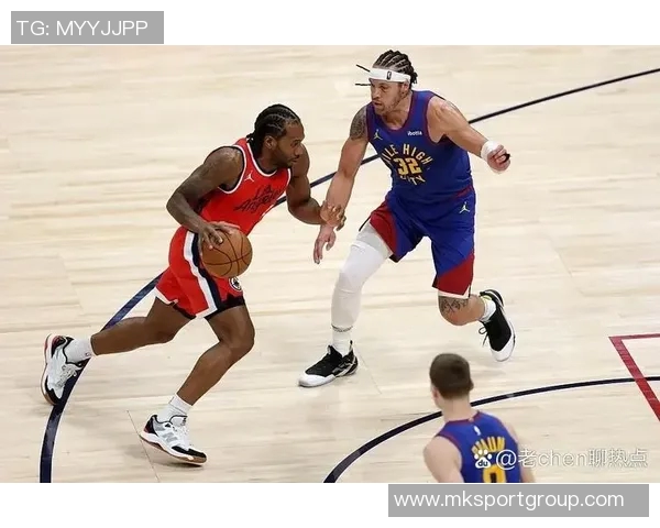快船再次寄望于36岁哈登上赛季他身边还有鲍科比的支持