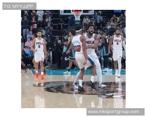 埃奇库姆倒地抢断展现速度76人迅速暂停保护球权