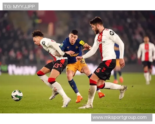 阿尔克马尔与门德斯洽谈斯米特转会皇马巴萨均表现出浓厚兴趣