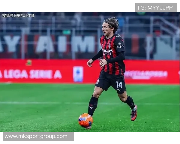 米兰2526赛季全家福揭晓阿莱格里与莫德里奇同框引发热议